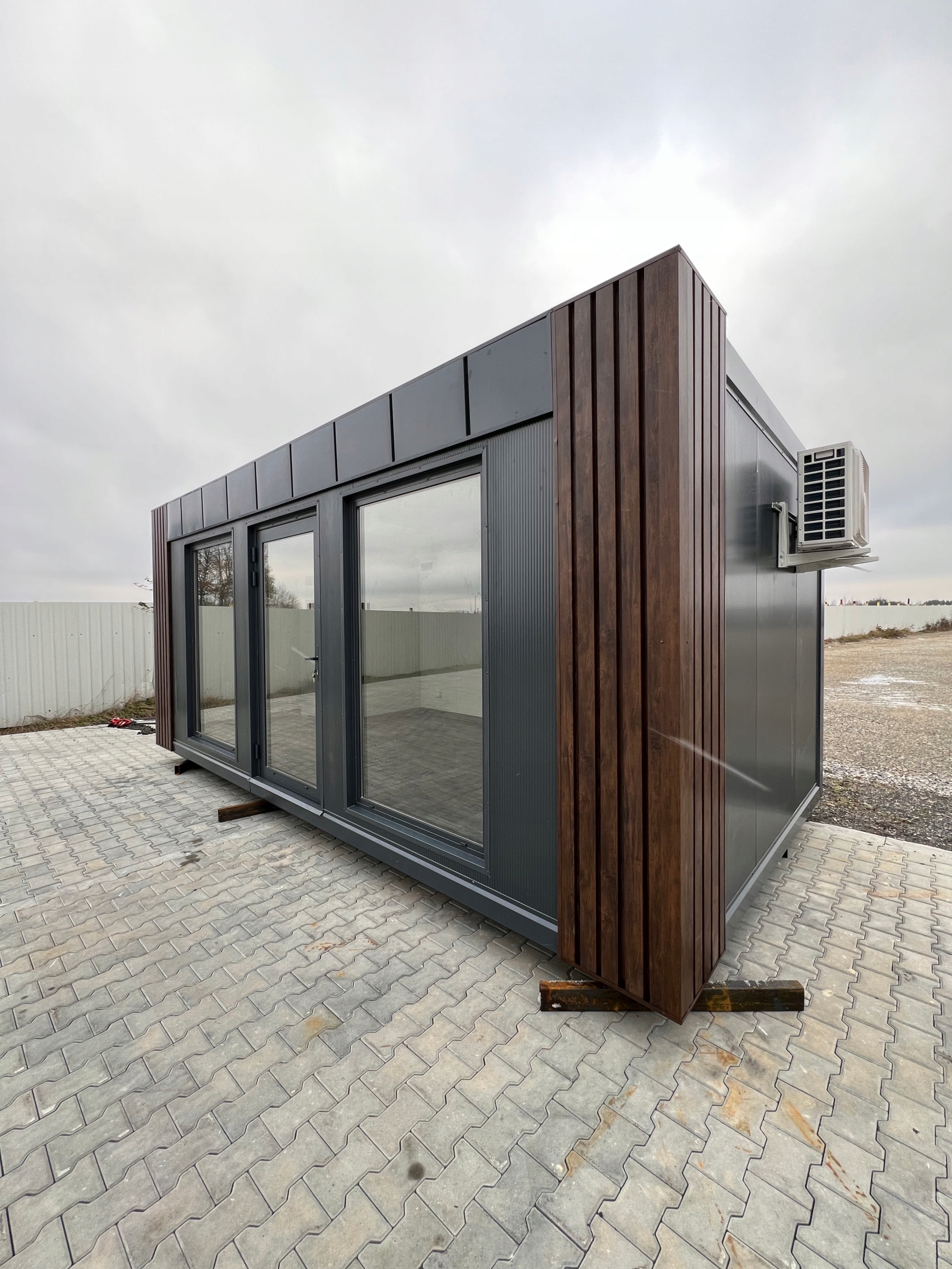 Kancelársky kontajner Pavilion vyrobený z 6x3 orechového grafitového sendvičového panelu